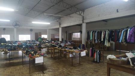 Feira de roupas distribui mais de 2.700 peças no Passo de Estrela