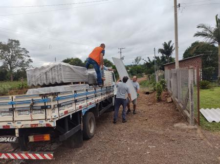 Defesa Civil e prefeitura entregam telhas para famílias afetadas por temporal, em Cruzeiro do Sul