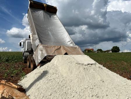 Prefeitura de Cruzeiro do Sul inicia entrega de cargas de calcário