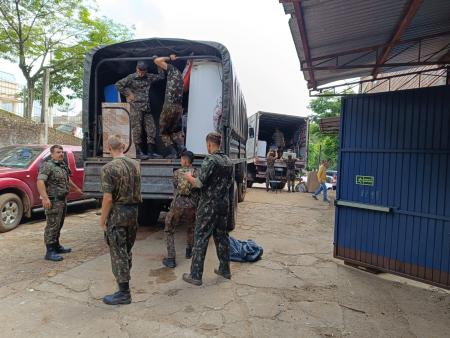 Prefeitura e exército auxiliam famílias a retornarem para casa