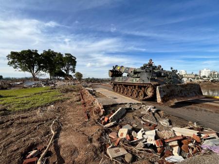 Cenário de guerra em terra de paz: exército auxilia na desobstrução de vias