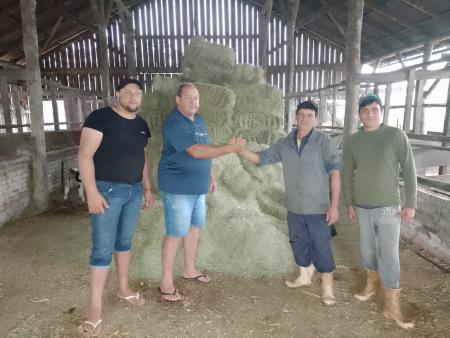Agricultores cruzeirenses recebem 28 toneladas de doações em alimentos para animais