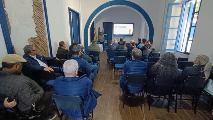 Motoristas e monitores do transporte escolar recebem palestra sobre conduta e segurança em Cruzeiro