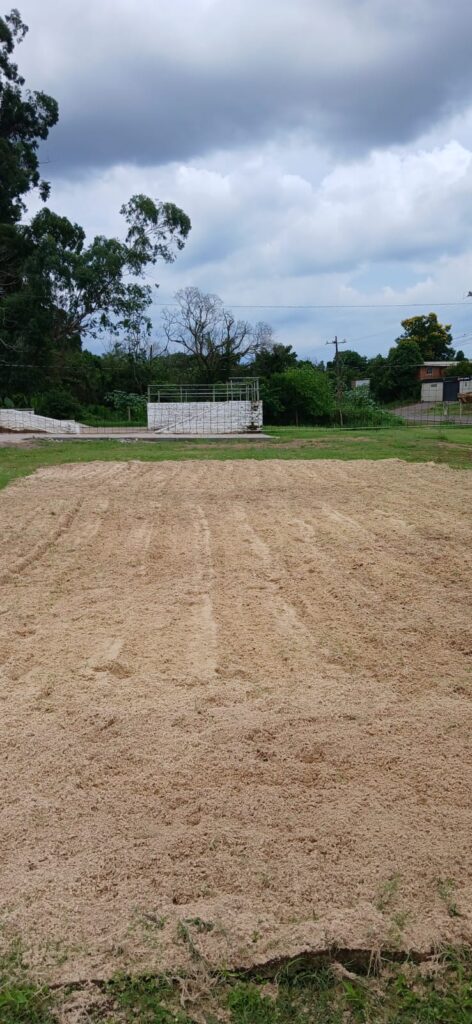 Departamento encaminha limpeza das quadras de areia do Parque Poliesportivo