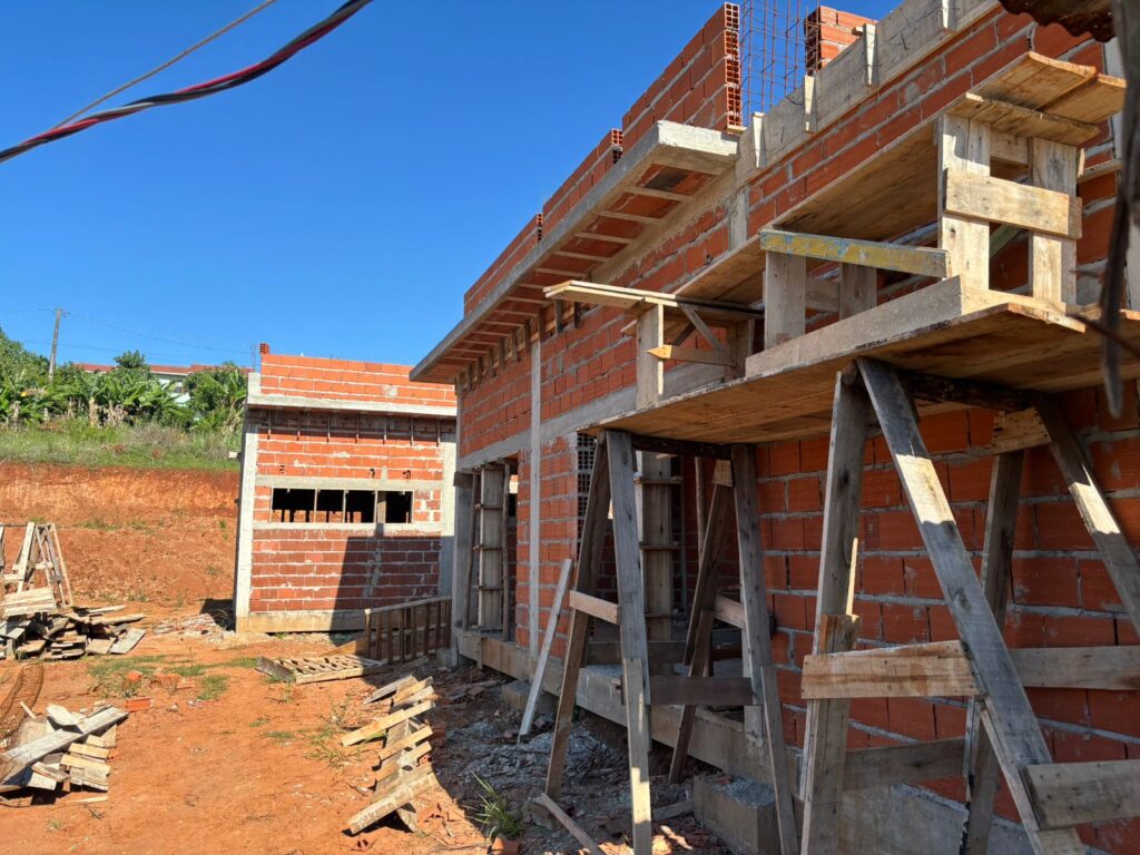 Construção da nova UBS do Bairro Cascata avança com conclusão da estrutura principal