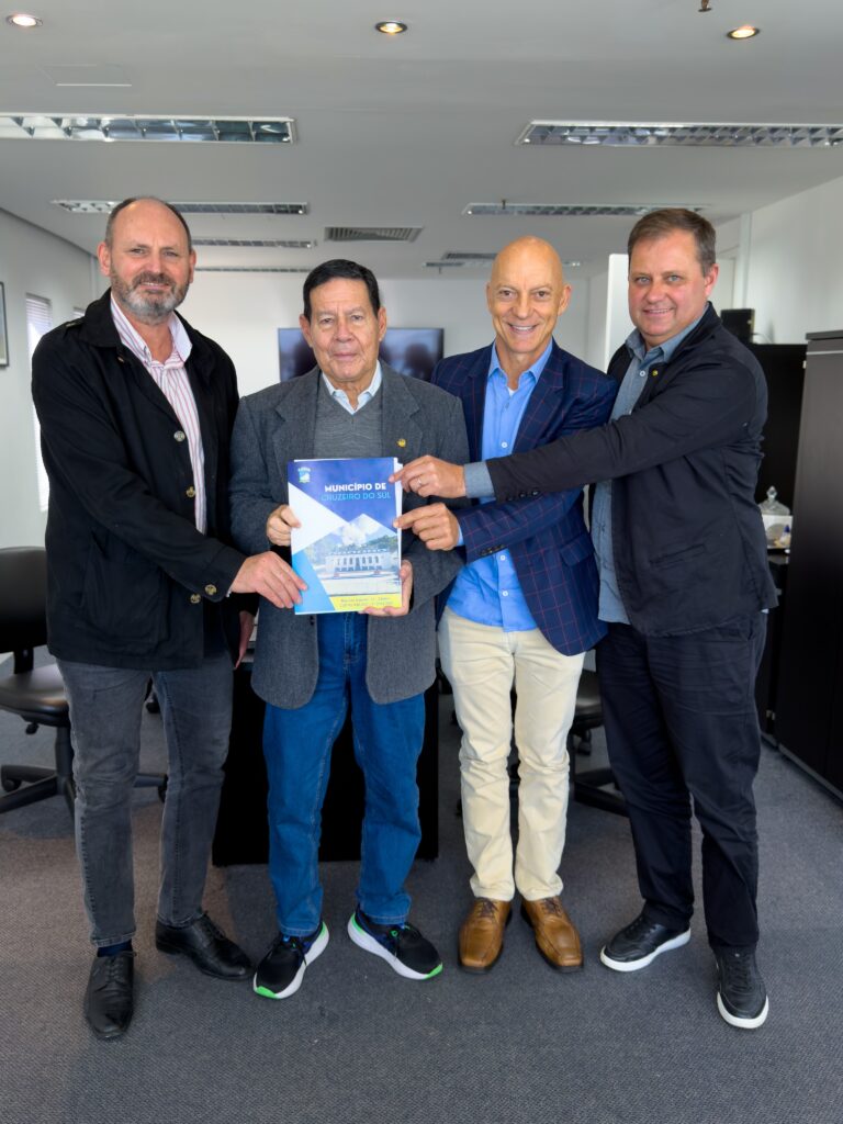 Lideranças de Cruzeiro do Sul buscam apoio do senador Hamilton Mourão para a reconstrução do município